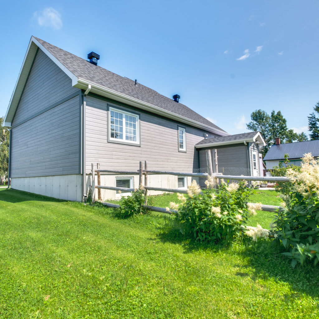 Batitech maison canadienne prefabriquee cours arriere angle / Canadian-style prefabricated home