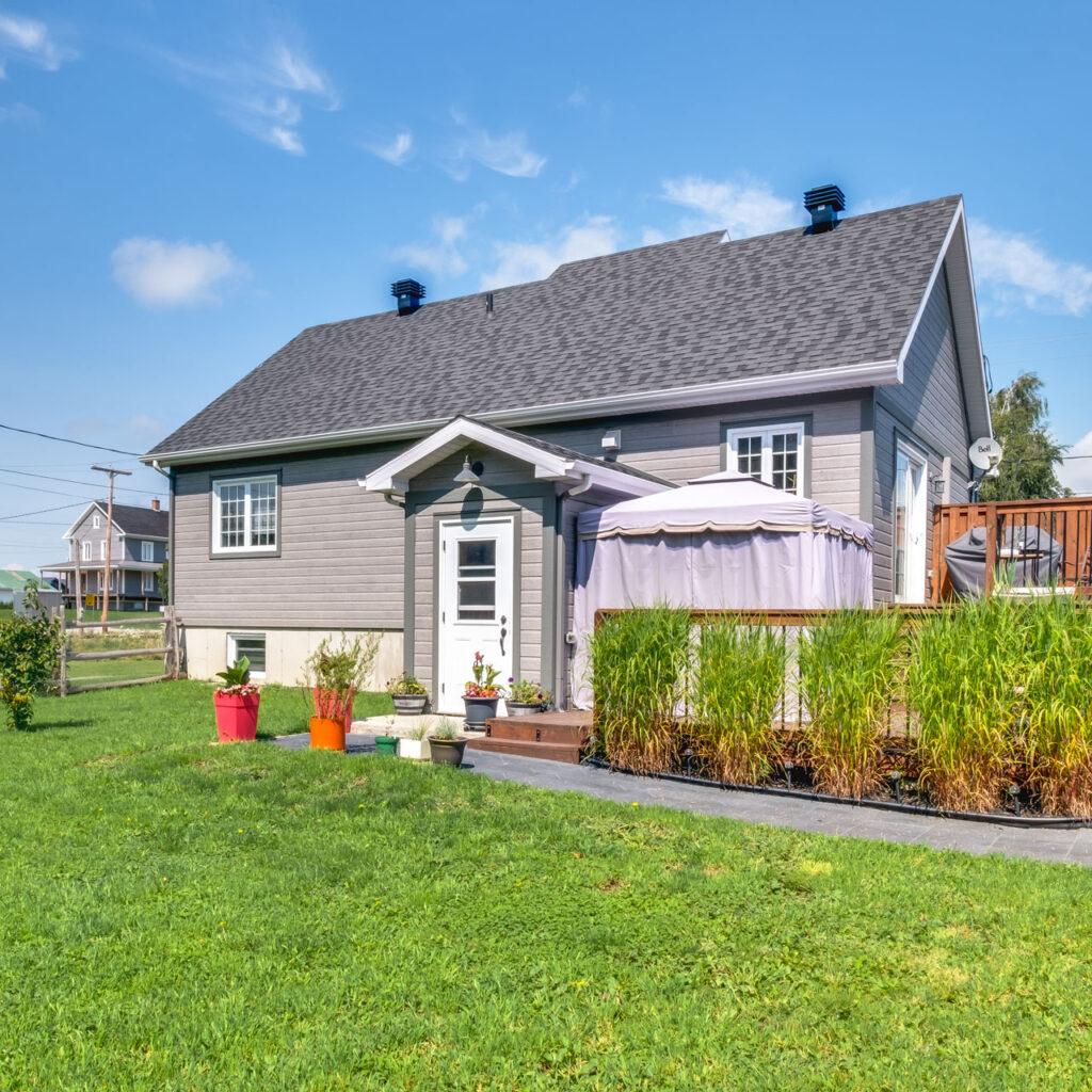 Batitech maison canadienne prefabriquee cours arriere / Canadian-style prefabricated home