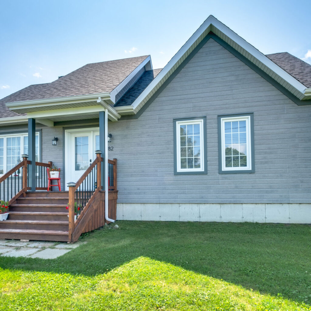 Batitech maison canadienne prefabriquee facade angle / Canadian-style prefabricated home