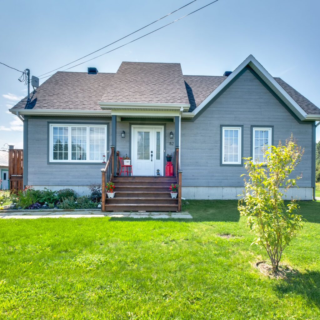 Batitech maison canadienne prefabriquee facade / Canadian-style prefabricated home