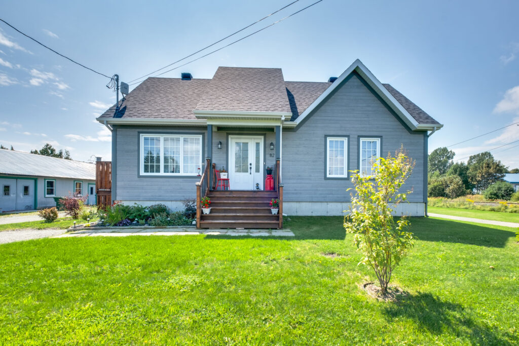 Batitech maison canadienne prefabriquee facade / Canadian-style prefabricated home