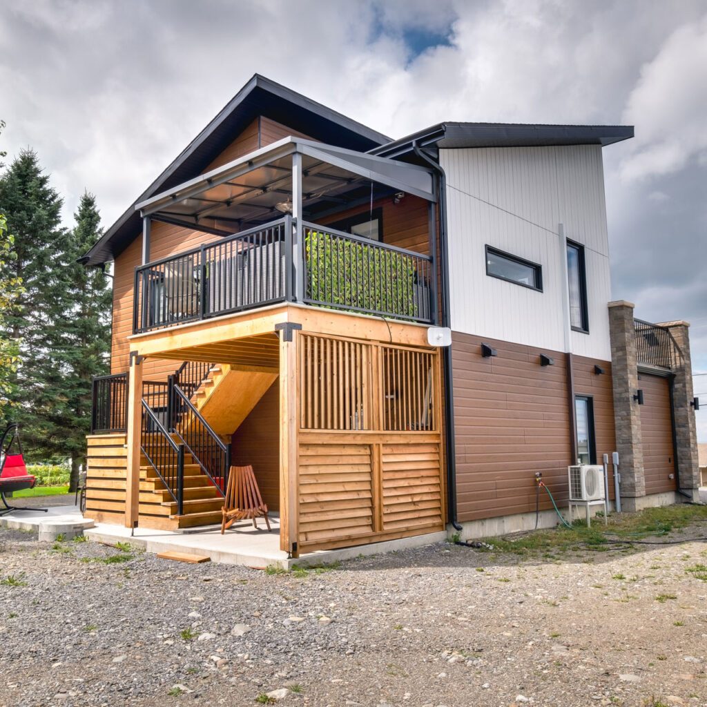 Batitech maison usinee garage double loft cours arriere / Prefabricated home with a double garage and loft