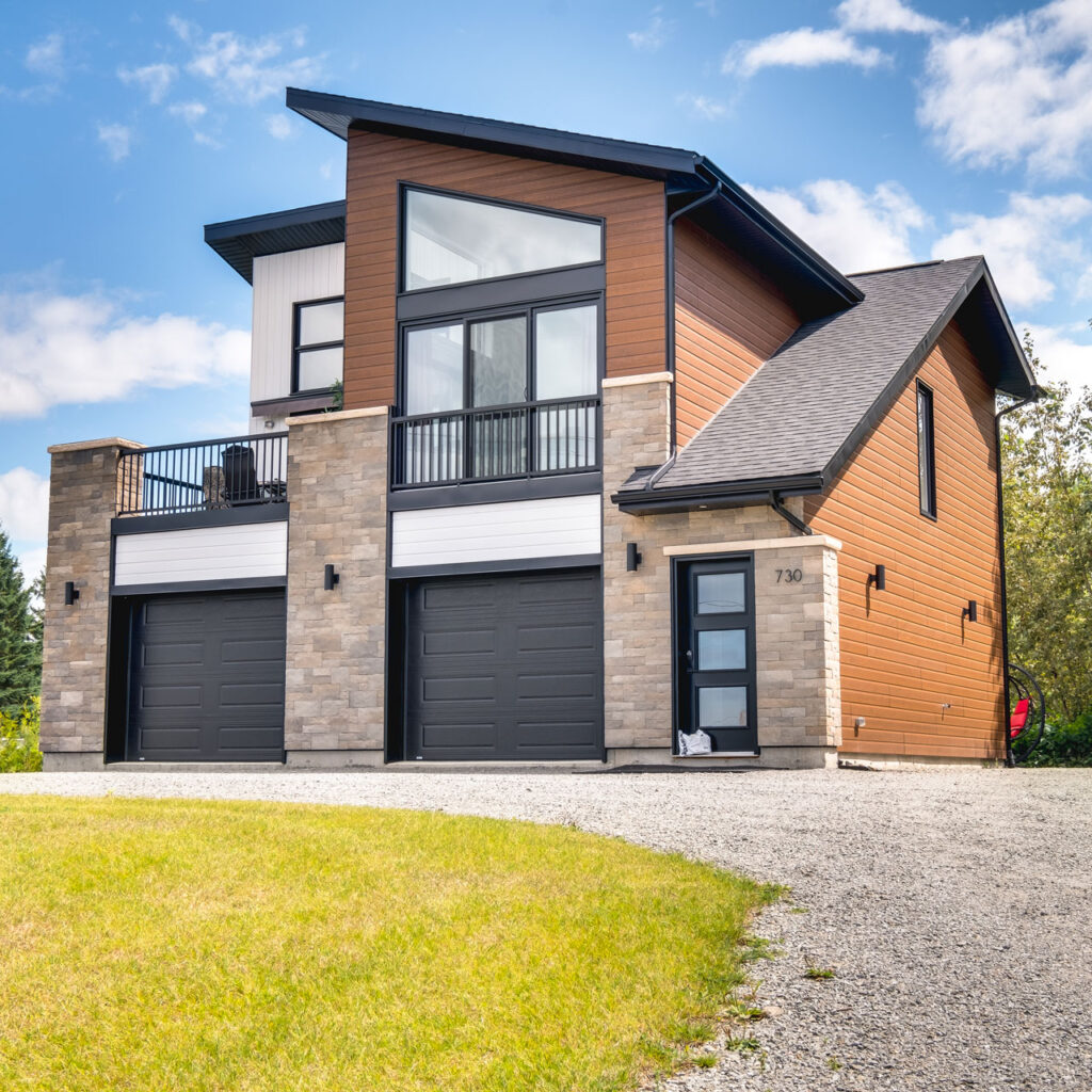 Batitech maison usinee garage double loft facade angle / Prefabricated home with a double garage and loft