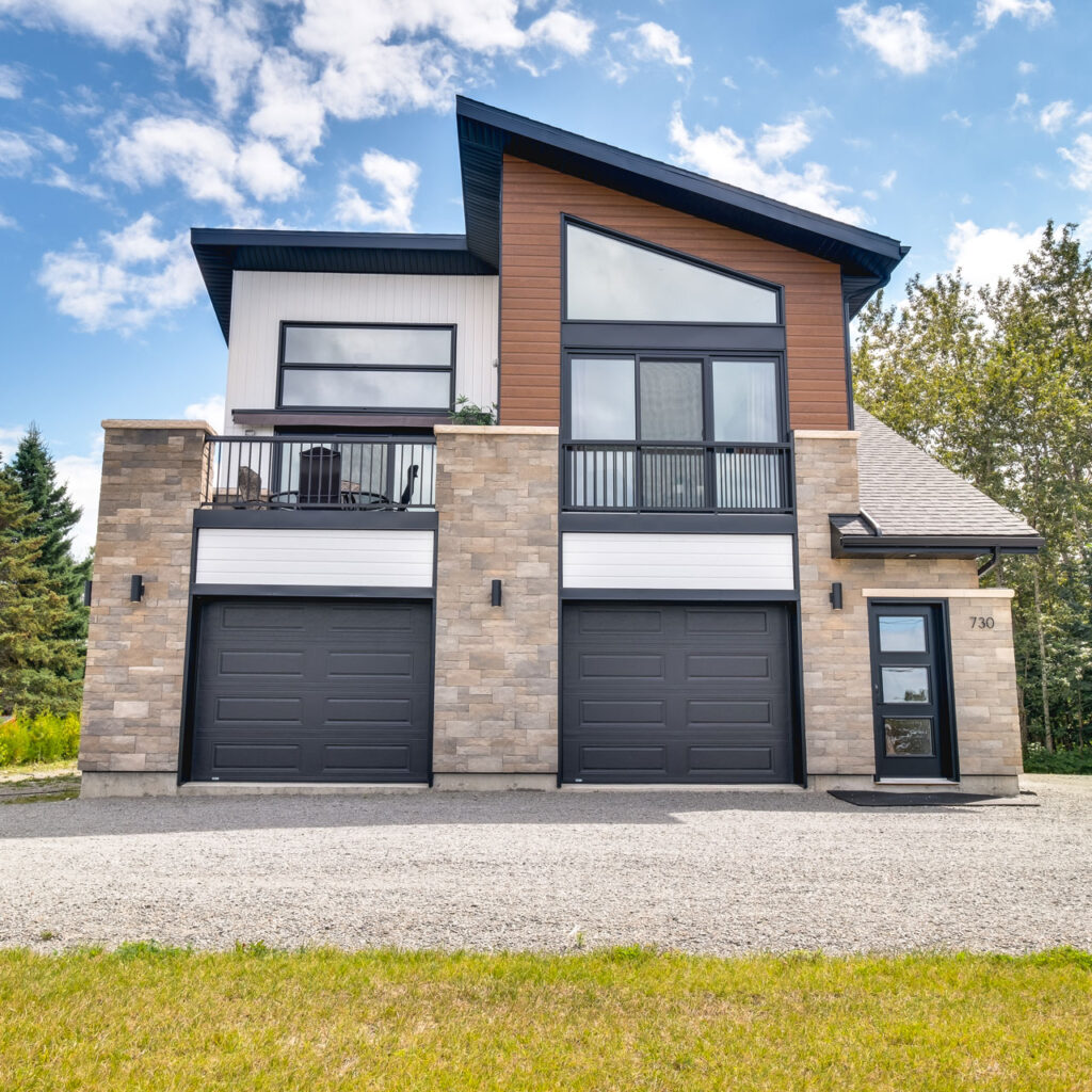 Batitech maison usinee garage double loft facade / Prefabricated home with a double garage and loft