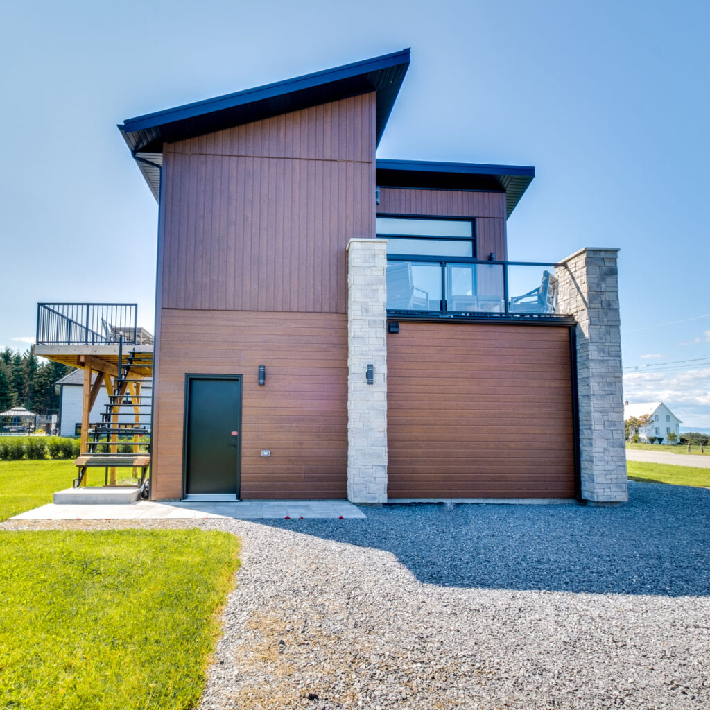 Batitech maison usinee garage loft cote / Prefabricated home with a garage and loft