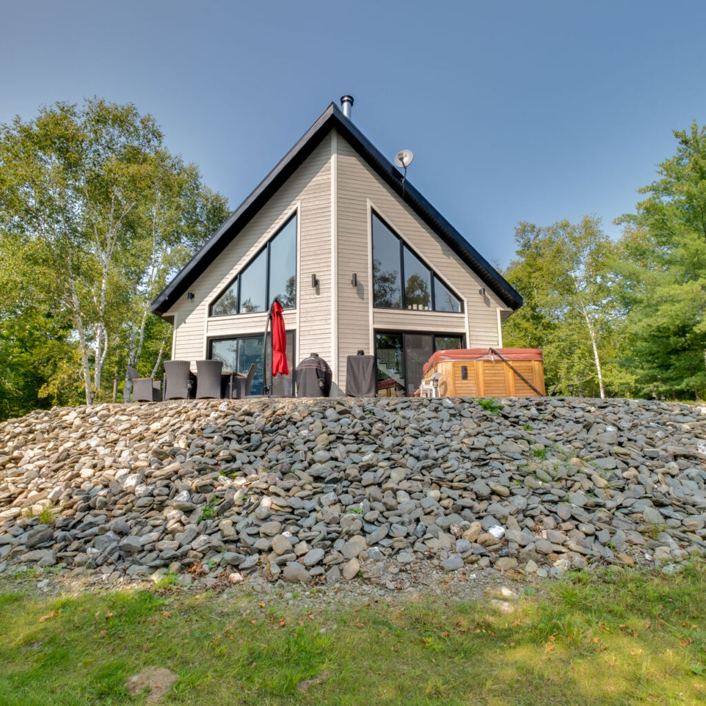 Batitech chalet suisse sur dalle facade arriere / Swiss-style chalet on a slab