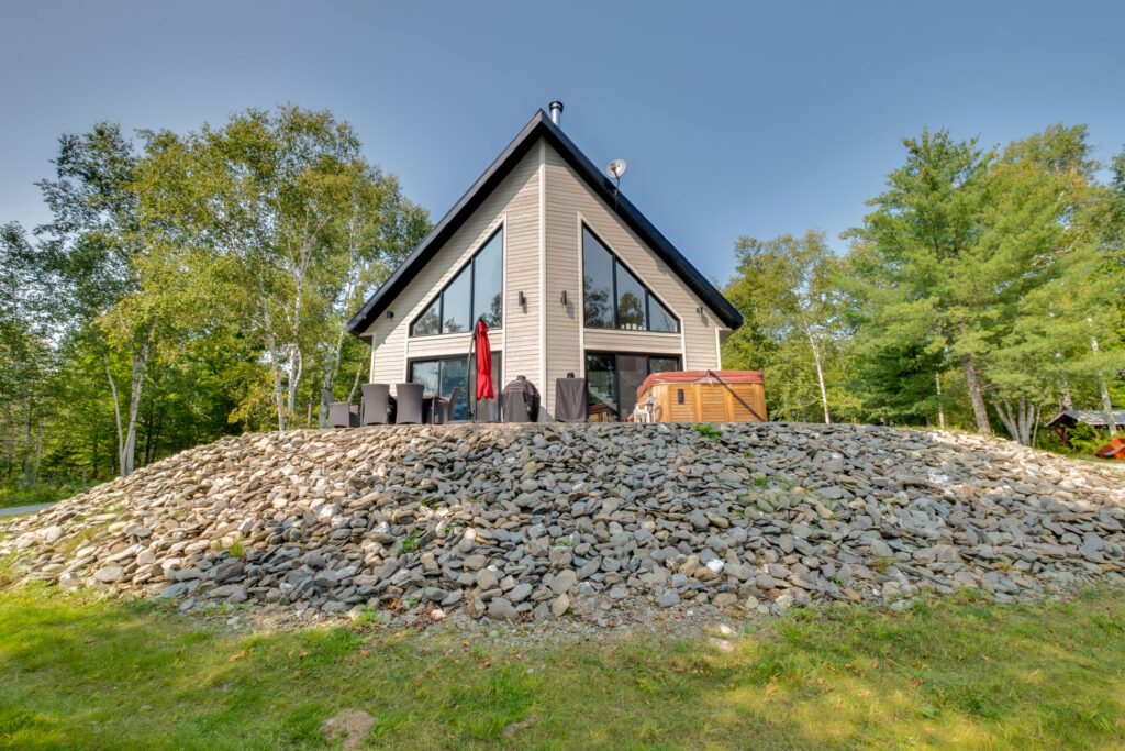 Batitech chalet suisse sur dalle facade arriere / Swiss-style chalet on a slab