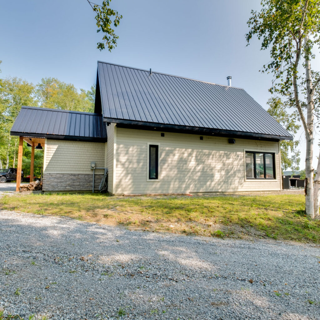 Batitech chalet suisse sur dalle facade cote 2 / Swiss-style chalet on a slab