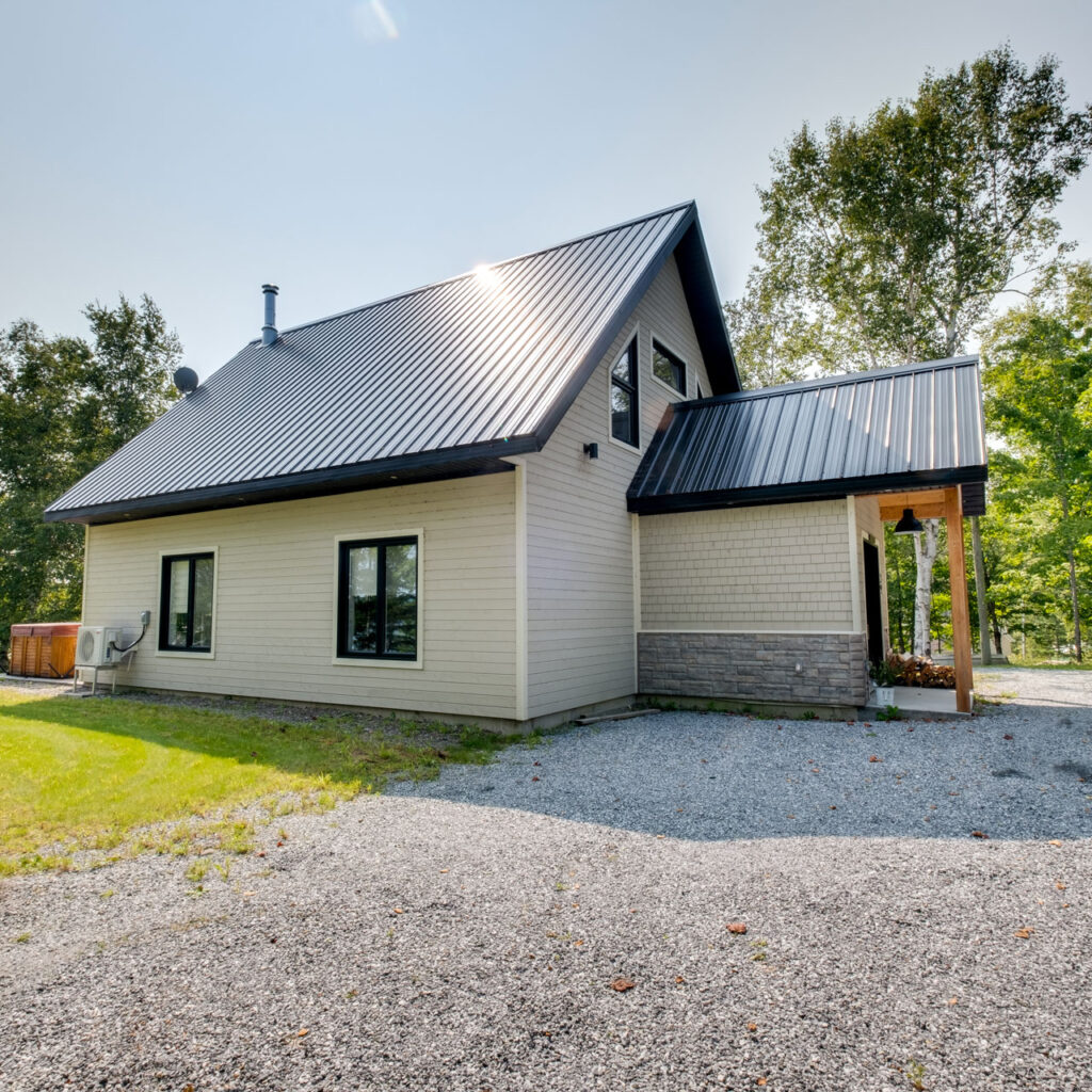 Batitech chalet suisse sur dalle facade cote / Swiss-style chalet on a slab