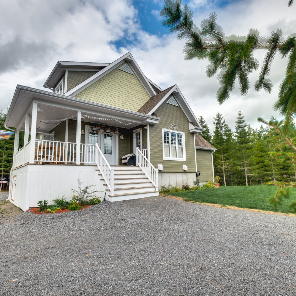 Batitech maison canadienne usinee facade angle 2 / Canadian-style prefabricated home