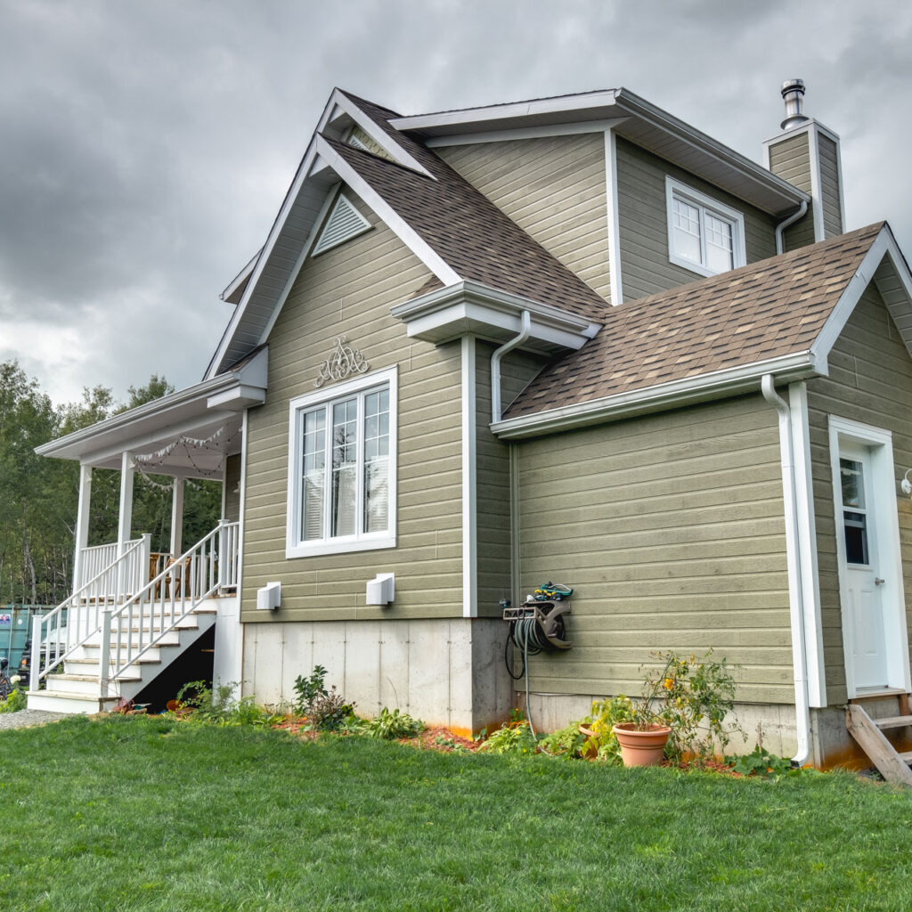 Batitech maison canadienne usinee facade angle / Canadian-style prefabricated home