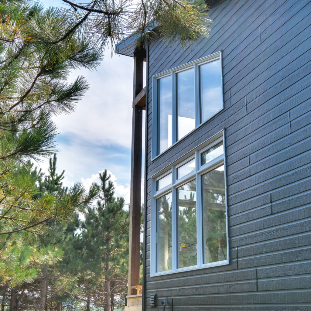 Batitech maison prefabriquee urbaine toit monopente fenestration / Urban prefabricated home with a monopitch roof