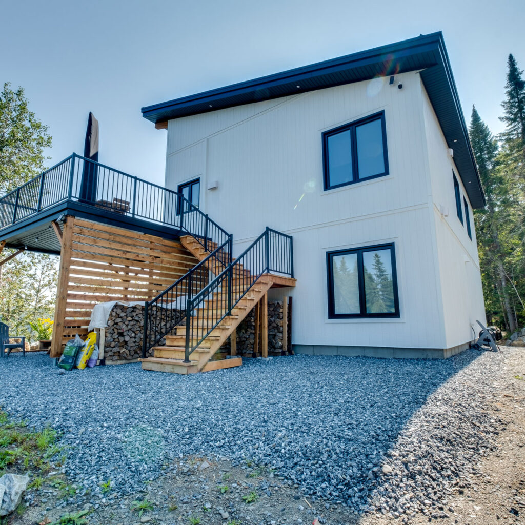 Batitech maison usinee europeen sur dalle cote patio / European-style prefabricated home on a slab