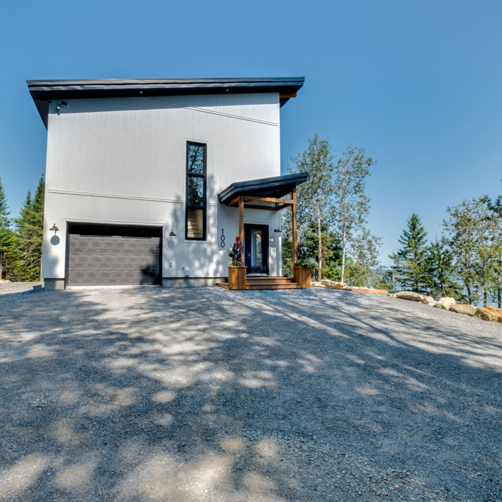 Batitech maison usinee europeen sur dalle garage entree / European-style prefabricated home on a slab