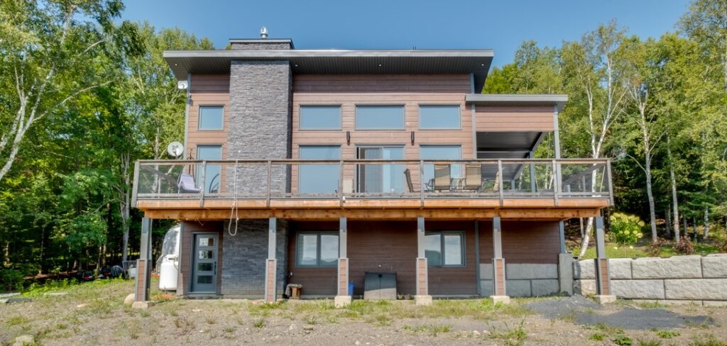 Batitech maison usinee urbaine toit monopente facade arriere / Urban prefabricated home with a monopitch roof