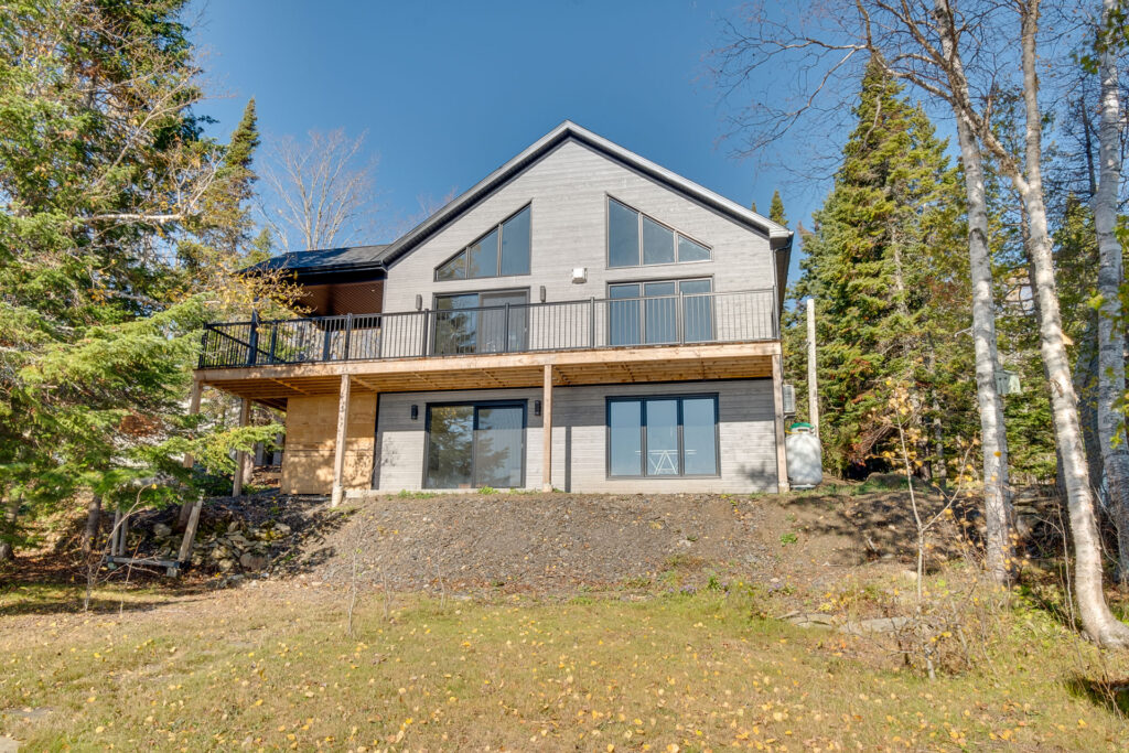 Batitech chalet Suisse rez de jardin facade arriere / Swiss-style chalet with a garden-level floor