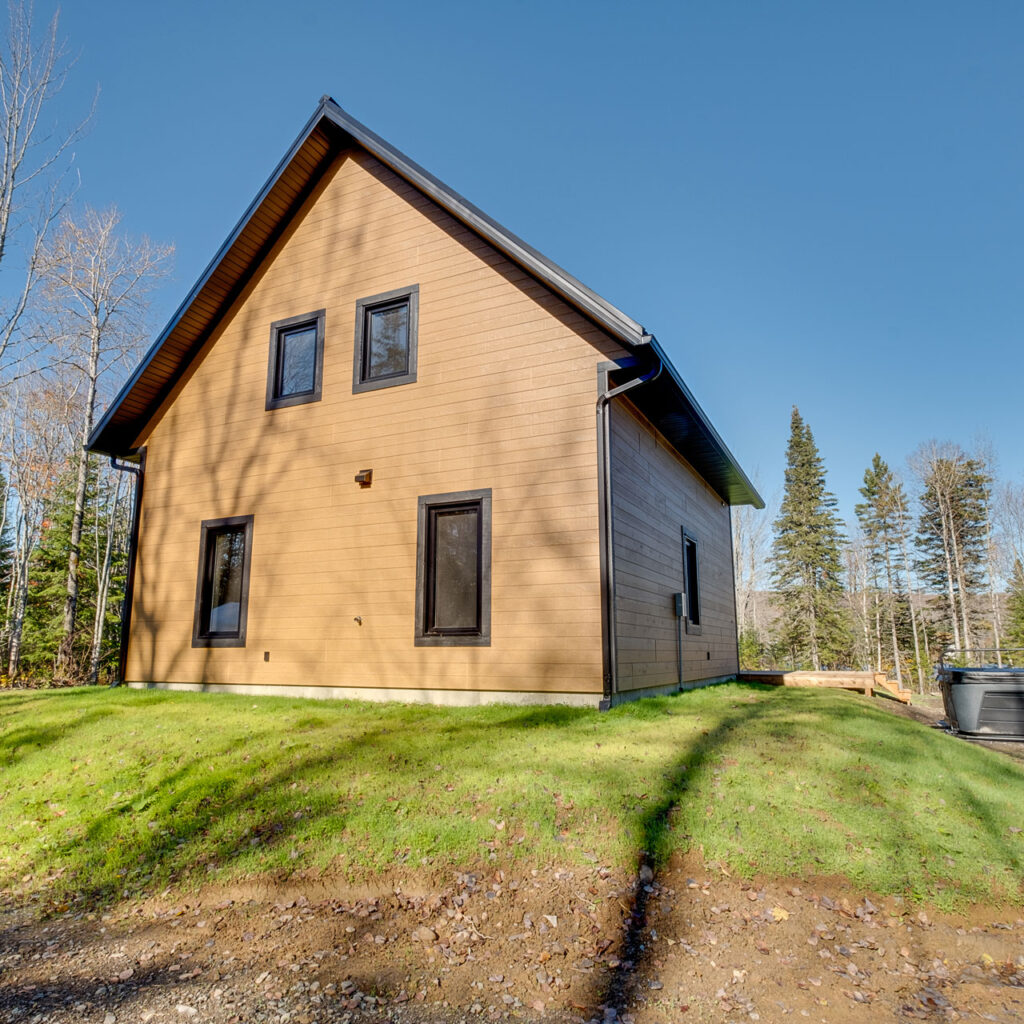 Batitech Chalet Suisse sur dalle facade arriere / Swiss-style chalet on a slab