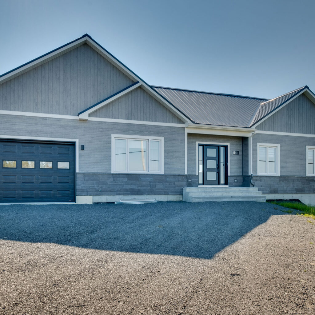 Batitech maison prefabriquee classique avec garage facade / Classic prefabricated home with a garage