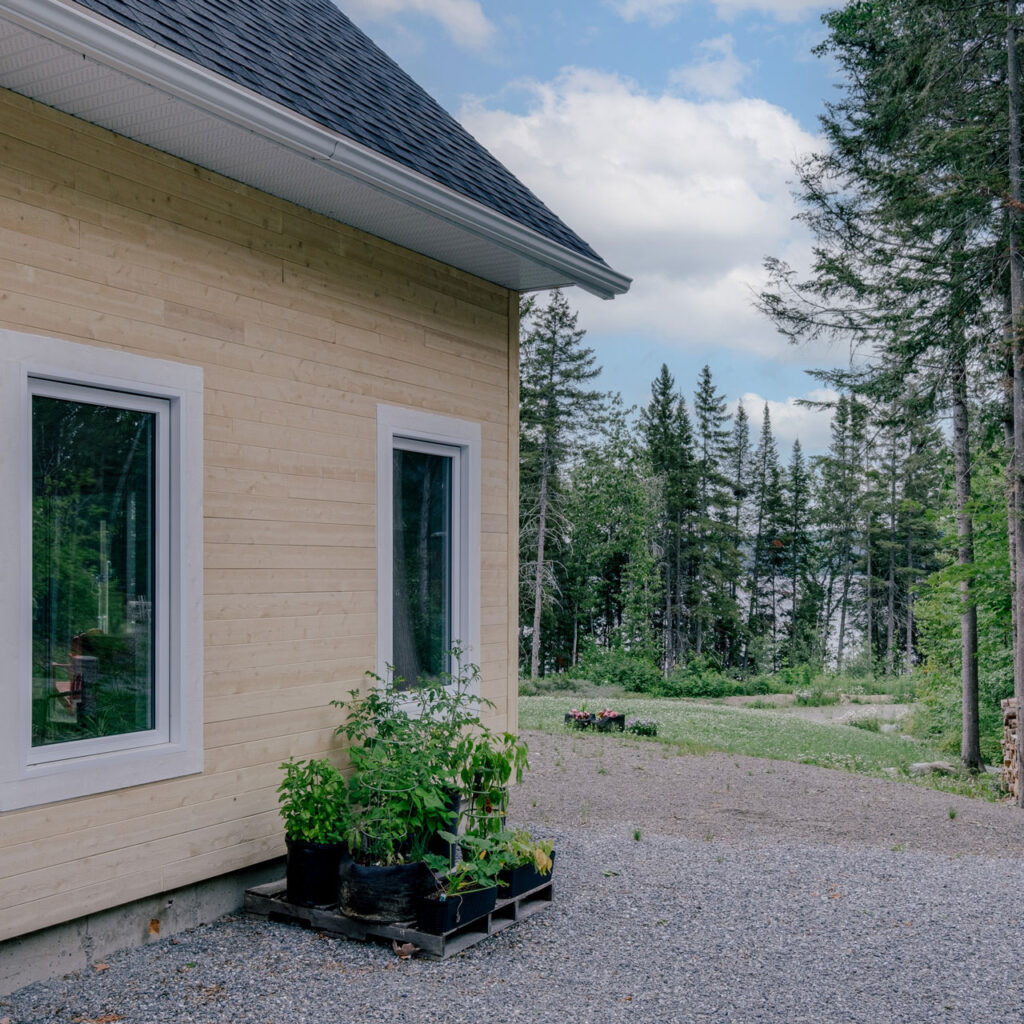 Batitech Chalet classique prefabrique cote fenetre / Classic prefabricated chalet