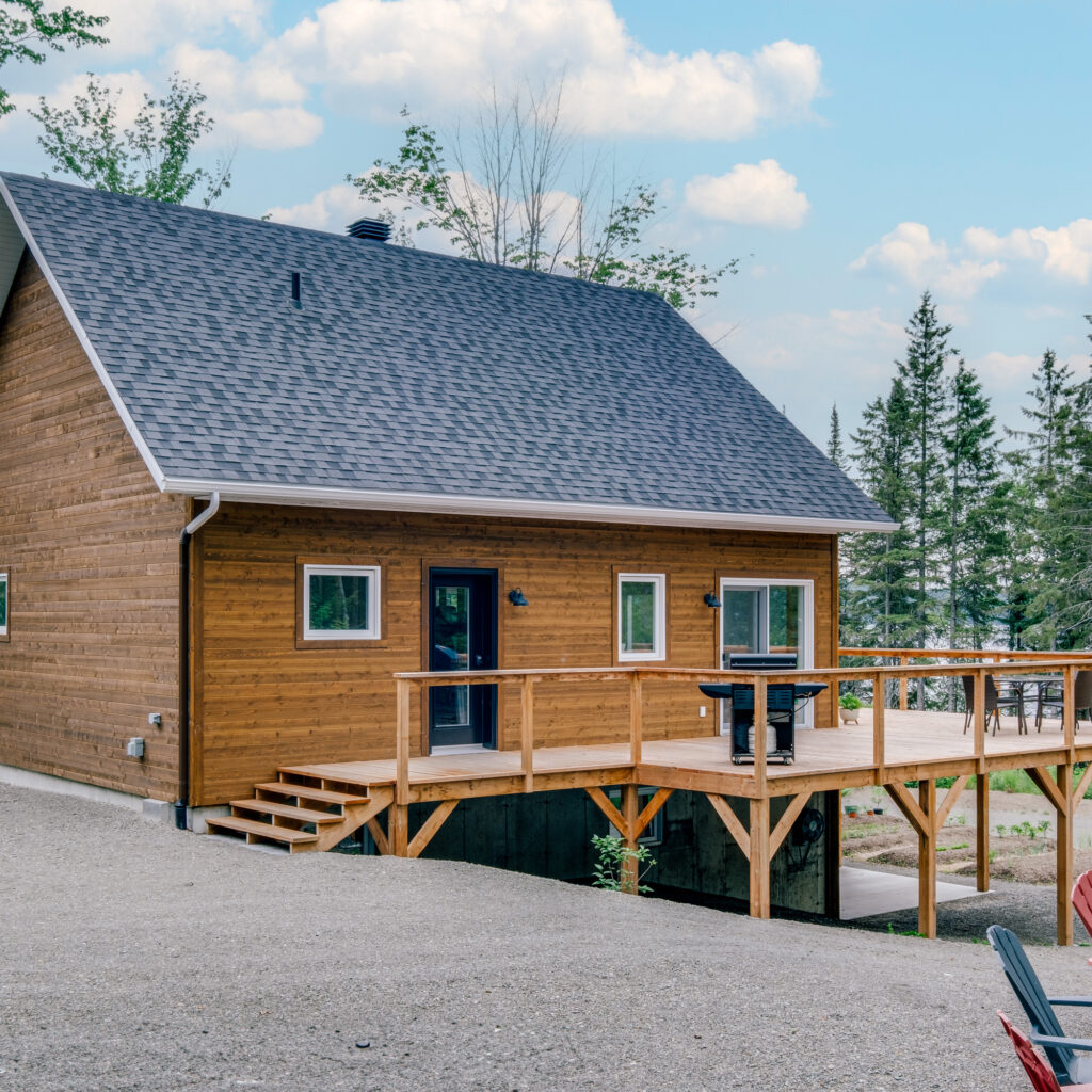 Batitech Chalet Suisse Prefabrique cote / Swiss-style prefabricated chalet