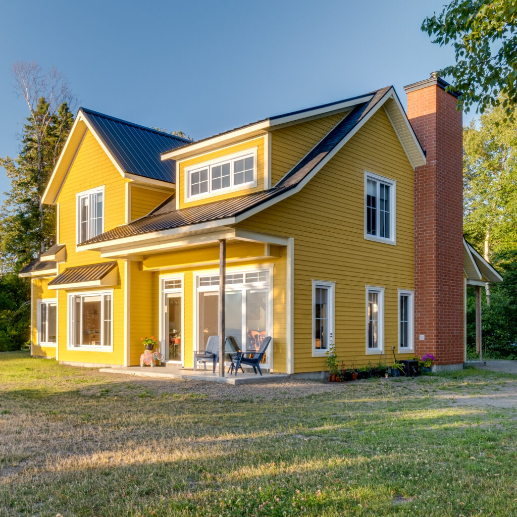 Batitech Farmhouse Jaune Prefabrique arriere / Yellow prefabricated farmhouse