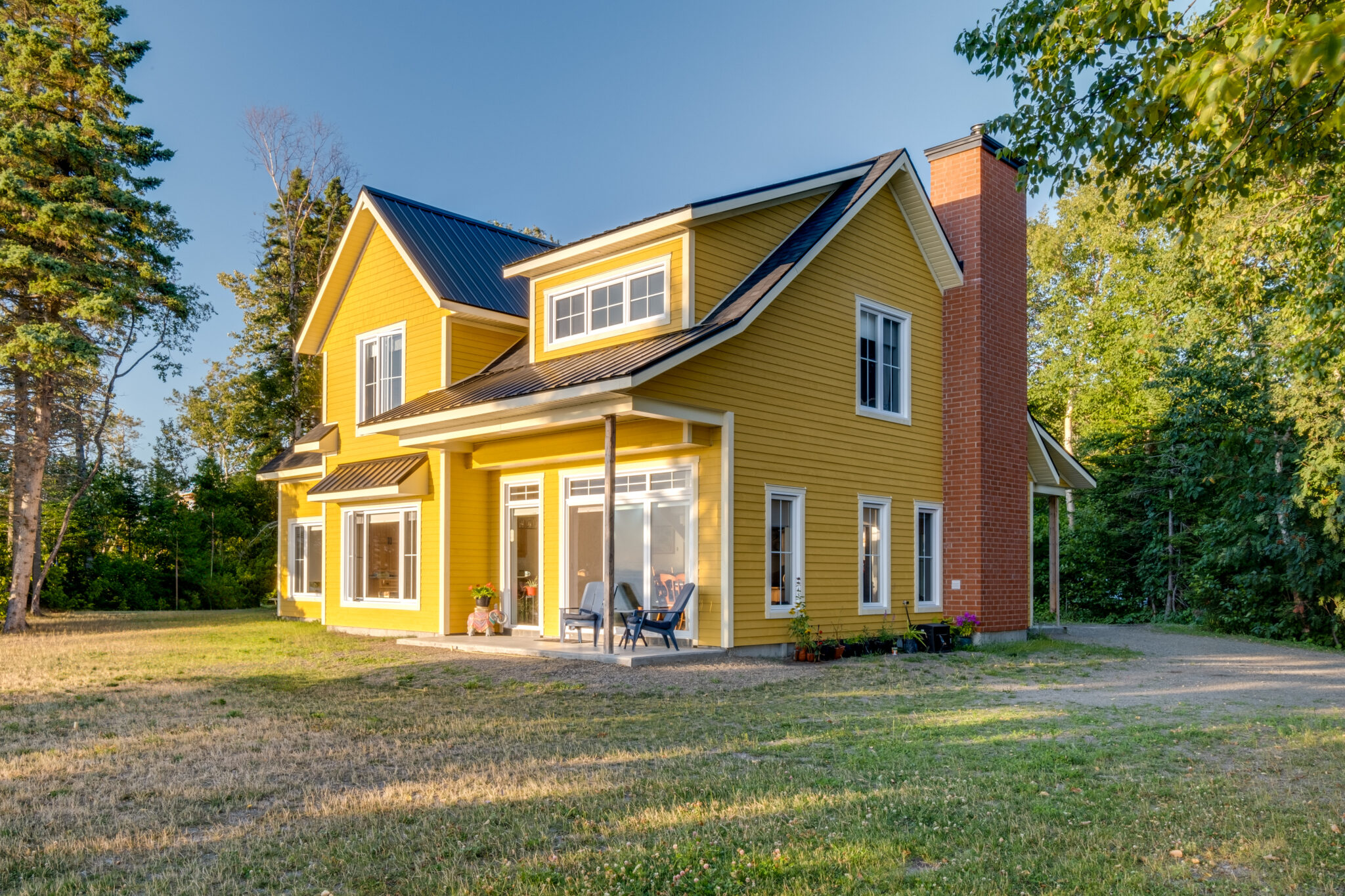 Batitech Farmhouse Jaune Prefabrique arriere / Yellow prefabricated farmhouse