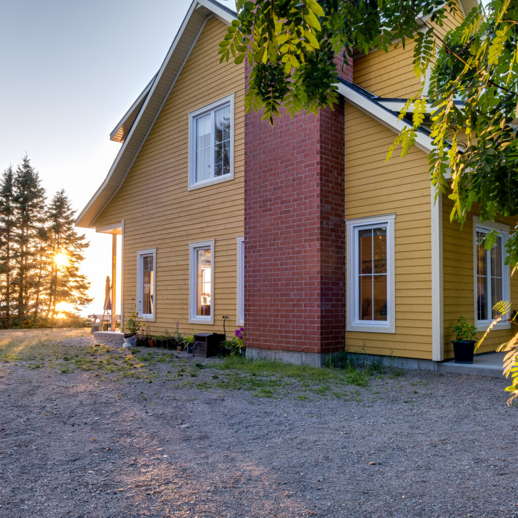 Batitech Farmhouse Jaune Prefabrique cote / Yellow prefabricated farmhouse