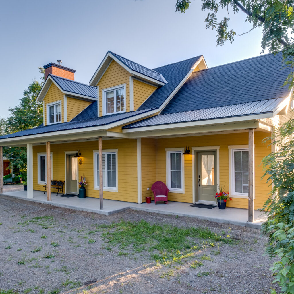 Batitech Farmhouse Jaune Prefabrique facade / Yellow prefabricated farmhouse