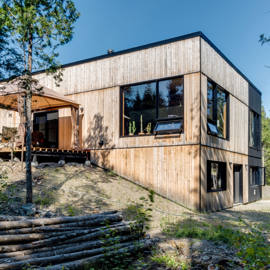 Batitech Maison Chalet Urbain Prefabrique cote / Urban prefabricated chalet-style home