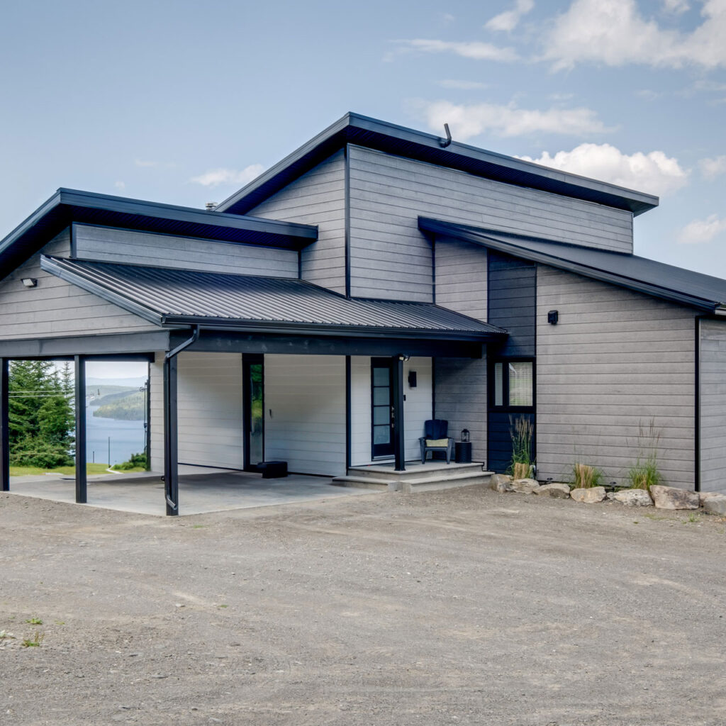 Batitech maison prefabriquee urbaine 2 terrasses entree / Urban prefabricated home with two terraces