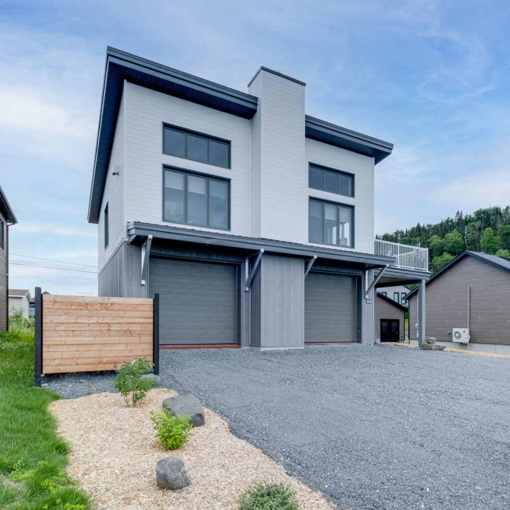 Batitech maison usinee garage loft facade angle / Prefabricated home with a garage and loft