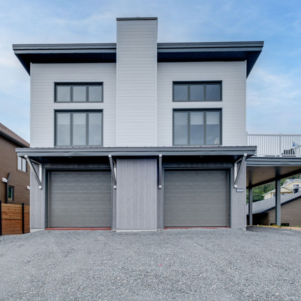 Batitech maison usinee garage loft facade fenetre / Prefabricated home with a garage and loft