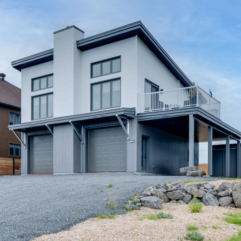 Batitech maison usinee garage loft facade / Prefabricated home with a garage and loft