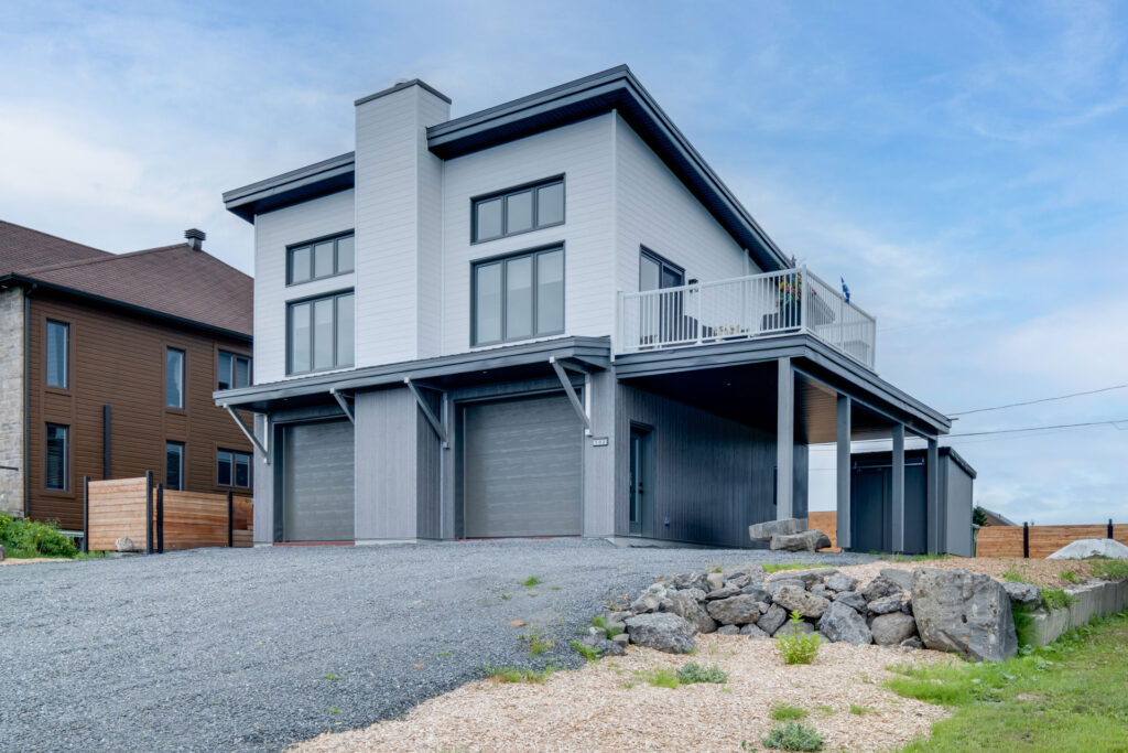 Batitech maison usinee garage loft facade / Prefabricated home with a garage and loft