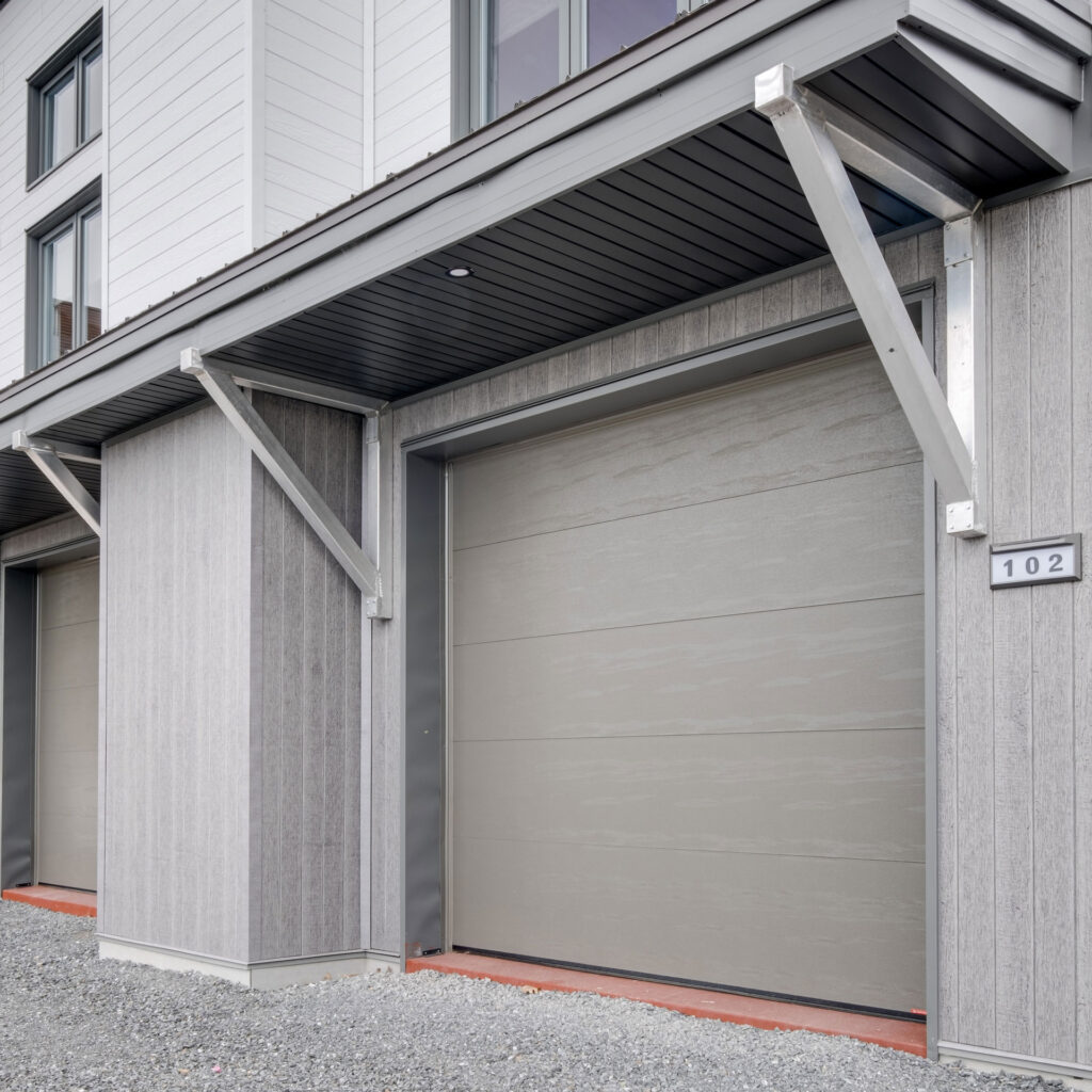 Batitech maison usinee garage loft porte garage / Prefabricated home with a garage and loft