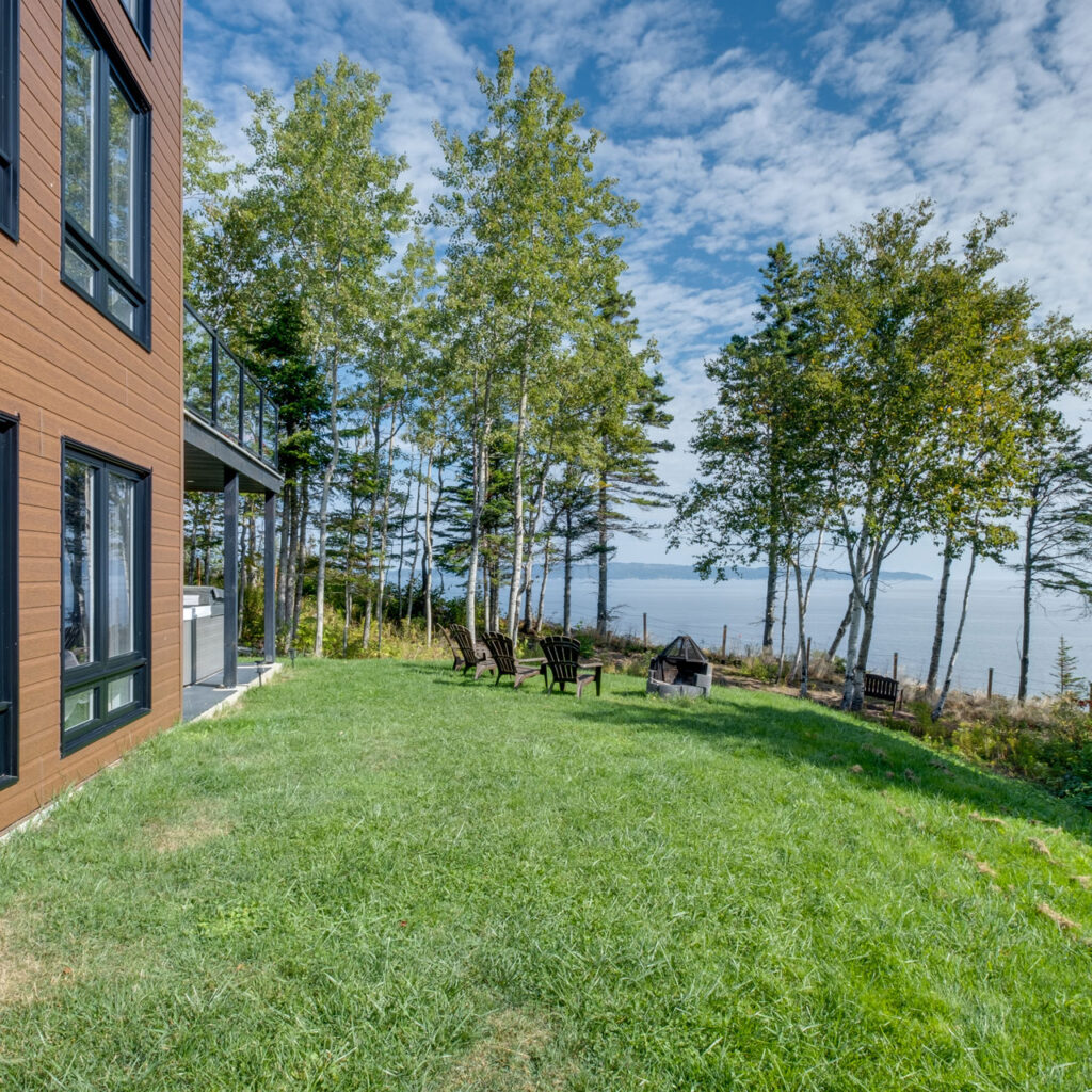 Batitech maison usinee urbaine avec terrasse fenestration / Urban prefabricated home with a terrace