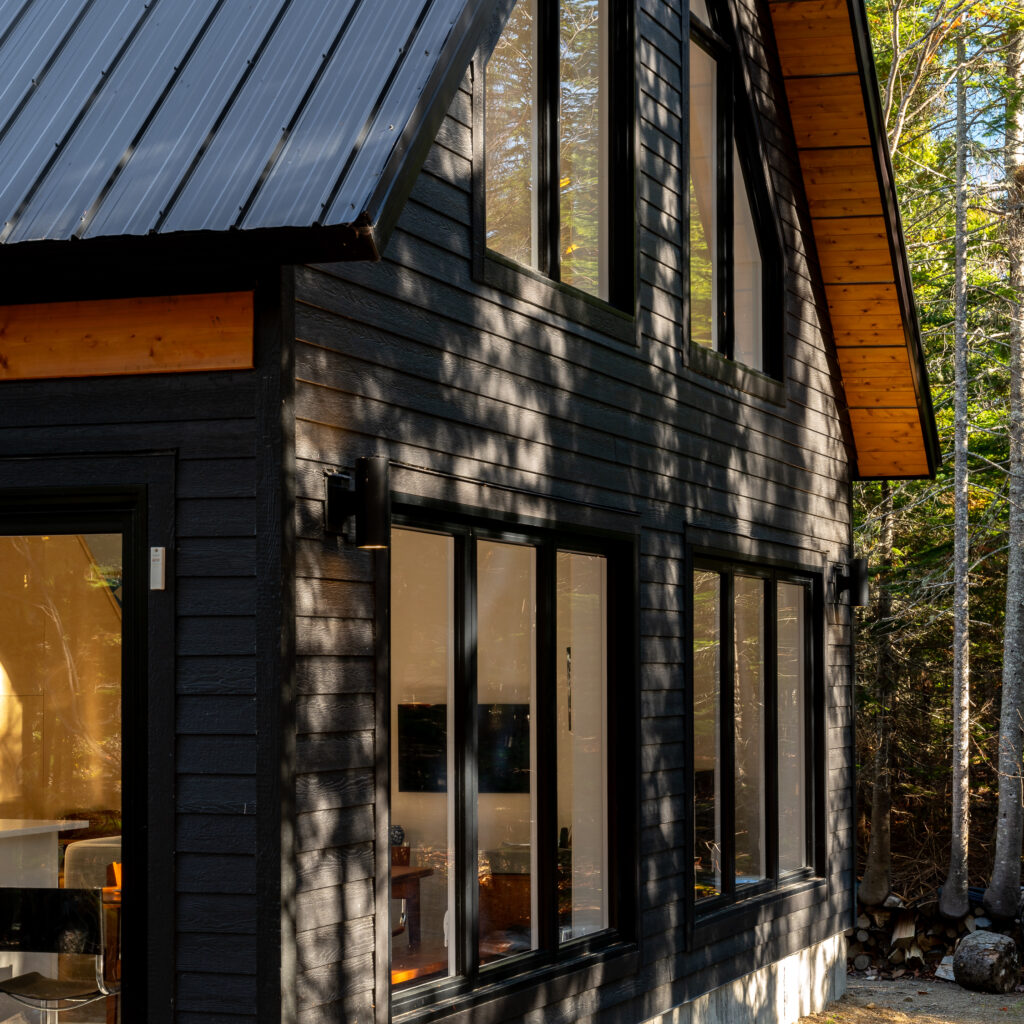 Chalet suisse pr&eacute;fabriqu&eacute; en milieu bois&eacute;