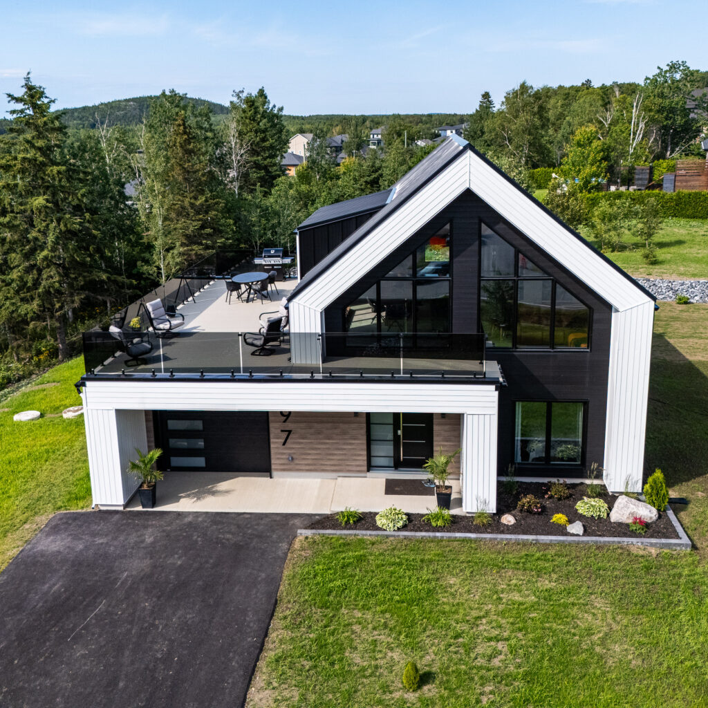 R&eacute;sidence unifamiliale avec terrasse sur&eacute;lev&eacute;e