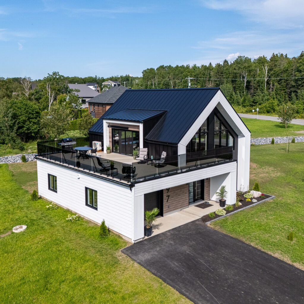 R&eacute;sidence unifamiliale avec terrasse sur&eacute;lev&eacute;e