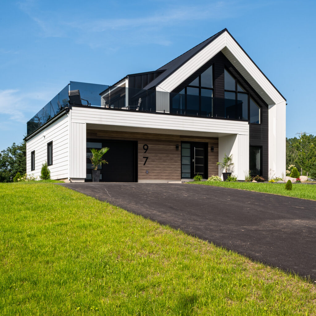 R&eacute;sidence unifamiliale avec terrasse sur&eacute;lev&eacute;e