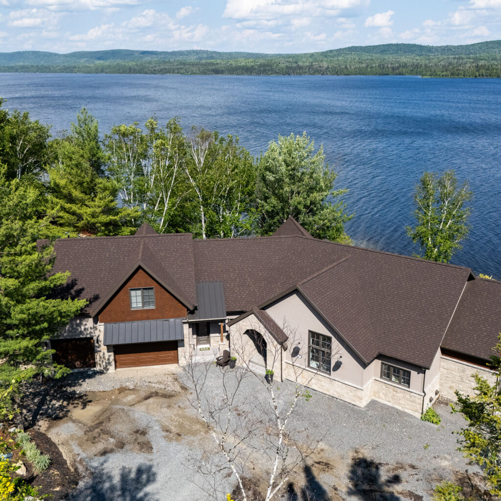R&eacute;sidence unifamiliale avec vue sur le lac