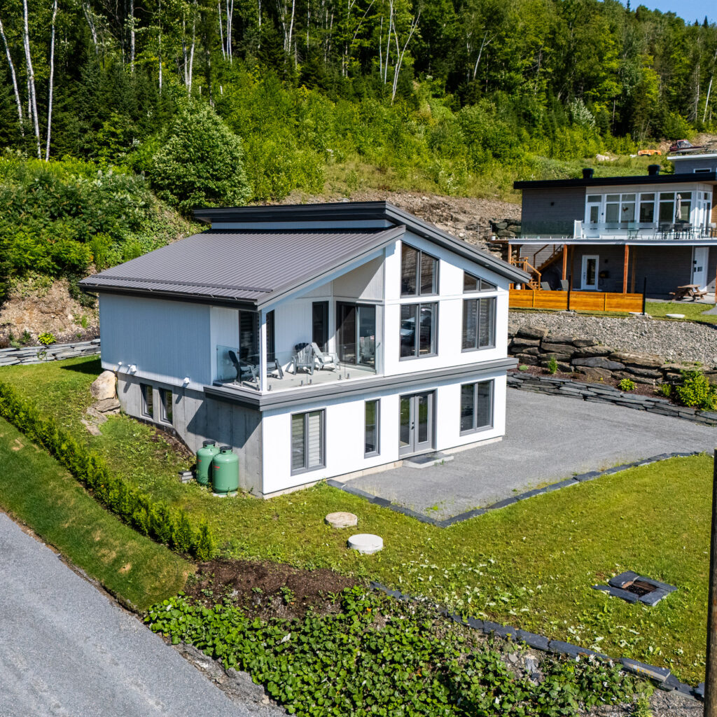 R&eacute;sidence unifamiliale contemporaine avec garage int&eacute;gr&eacute;