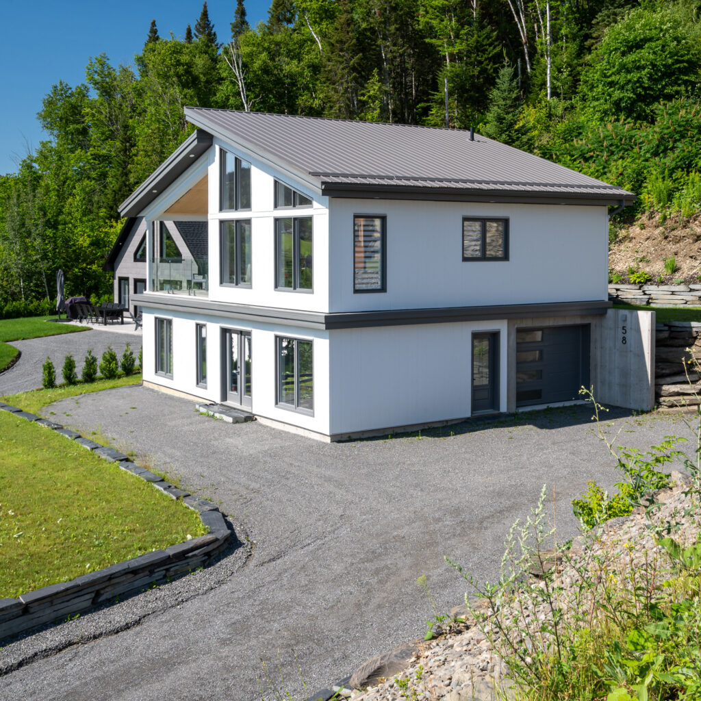 R&eacute;sidence unifamiliale contemporaine avec garage int&eacute;gr&eacute;