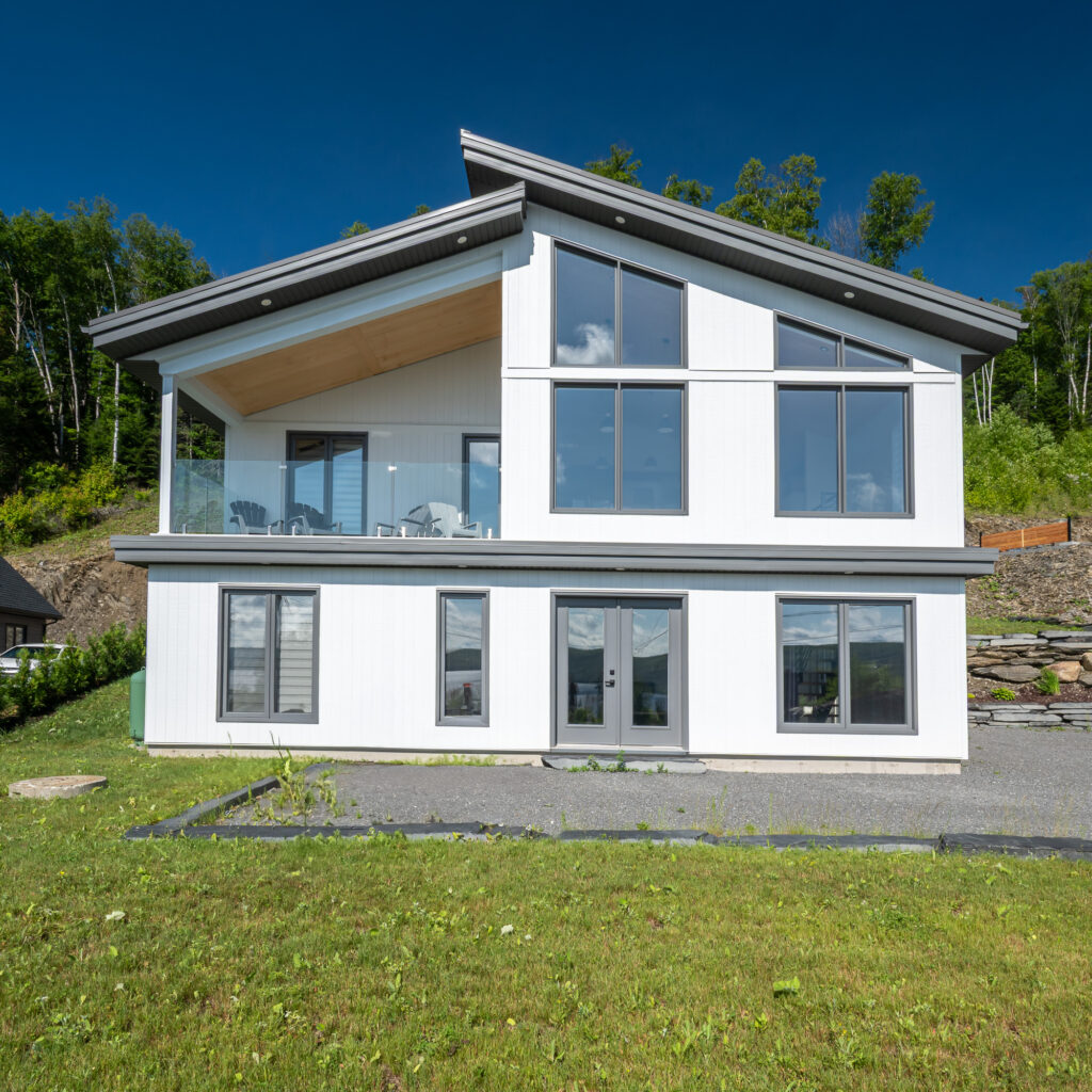R&eacute;sidence unifamiliale contemporaine avec garage int&eacute;gr&eacute;
