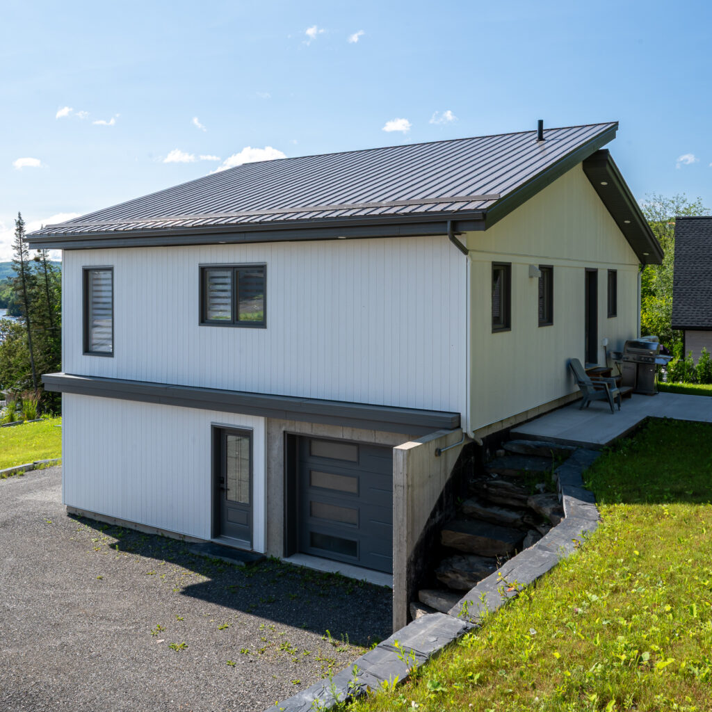 R&eacute;sidence unifamiliale contemporaine avec garage int&eacute;gr&eacute;