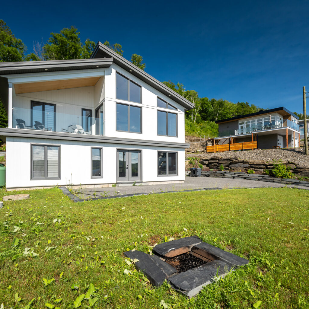 R&eacute;sidence unifamiliale contemporaine avec garage int&eacute;gr&eacute;