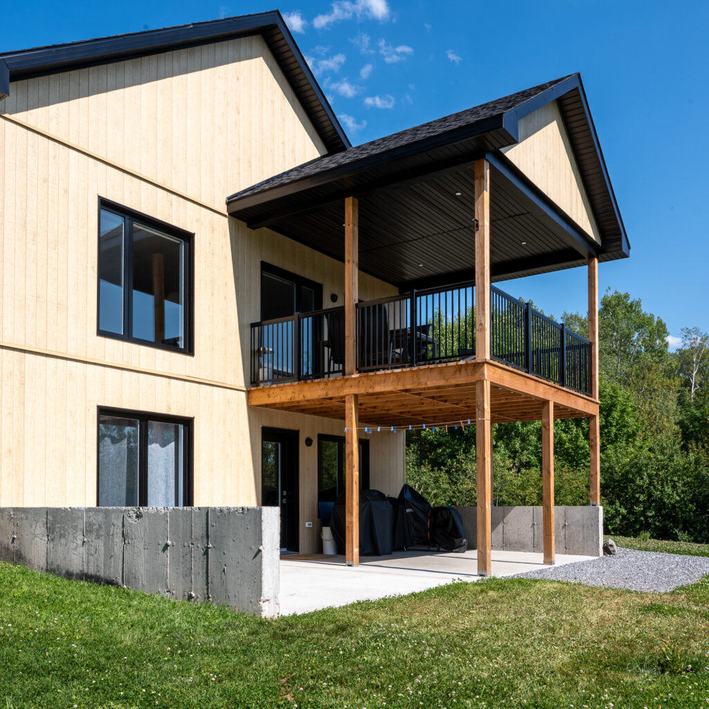 R&eacute;sidence unifamiliale contemporaine en lisi&egrave;re de for&ecirc;t