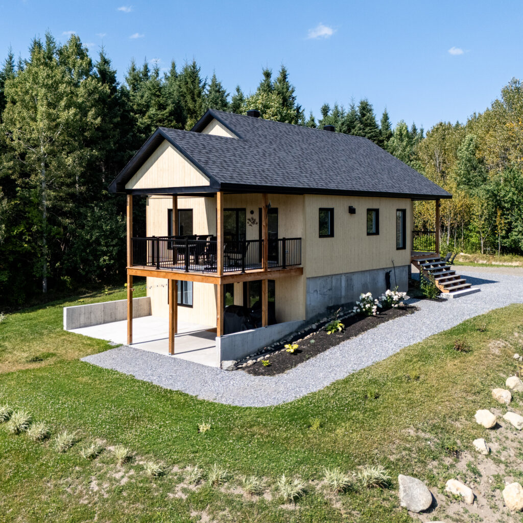 R&eacute;sidence unifamiliale contemporaine en lisi&egrave;re de for&ecirc;t