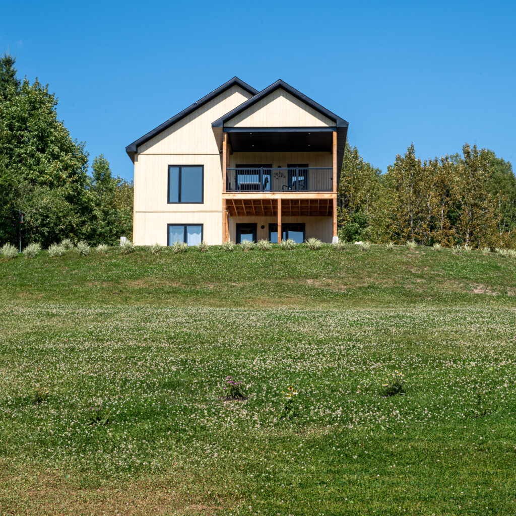 R&eacute;sidence unifamiliale contemporaine en lisi&egrave;re de for&ecirc;t