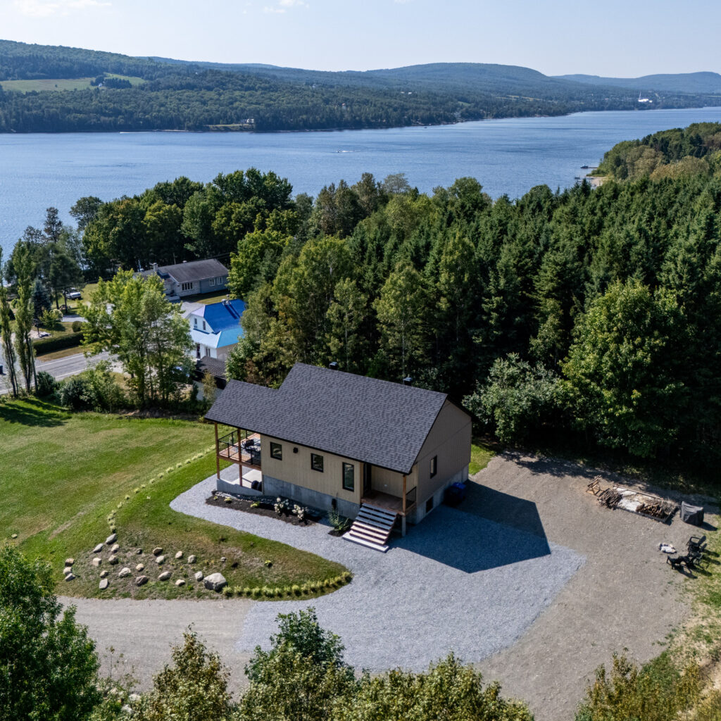 R&eacute;sidence unifamiliale contemporaine en lisi&egrave;re de for&ecirc;t